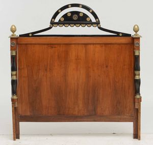 Camera composta da testiera di letto, coppia di comodini, comò e psiche, XIX-XX secolo  - Asta Antiquariato febbraio - Associazione Nazionale - Case d'Asta italiane