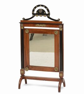 Camera composta da testiera di letto, coppia di comodini, comò e psiche, XIX-XX secolo  - Asta Antiquariato febbraio - Associazione Nazionale - Case d'Asta italiane