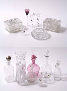 Lotto composto da varie bottiglie, vasi e oggetti in vetro  - Asta Antiquariato febbraio - Associazione Nazionale - Case d'Asta italiane