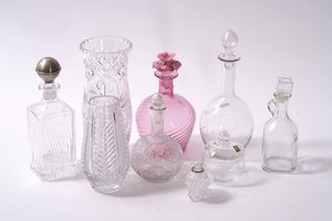 Lotto composto da varie bottiglie, vasi e oggetti in vetro  - Asta Antiquariato febbraio - Associazione Nazionale - Case d'Asta italiane