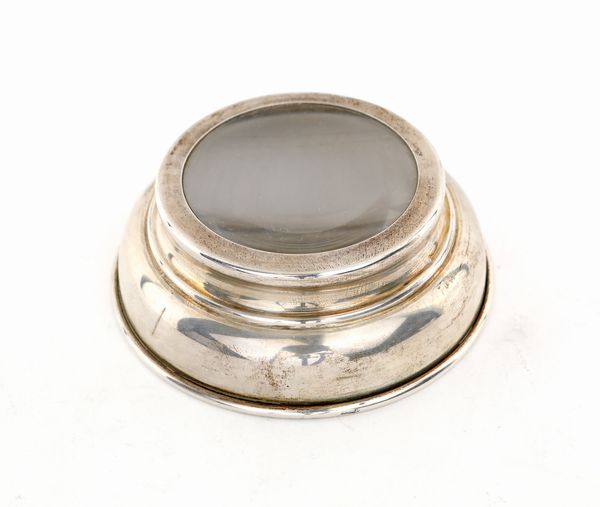 Lente d'ingrandimento da tavolo con struttura in argento 925  - Asta  Asta a Tempo - Penne da Collezione e Accessori da Scrivania - Associazione Nazionale - Case d'Asta italiane