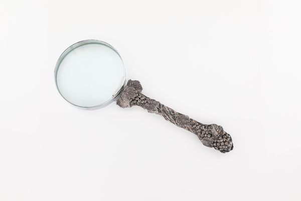 Lente d'ingrandimento da tavolo in silver plated. Maureen Story Jones, Galles.  - Asta  Asta a Tempo - Penne da Collezione e Accessori da Scrivania - Associazione Nazionale - Case d'Asta italiane