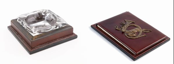 Saddlers Union Via de' Condotti, Roma - Memorandum in pelle con fregio ad altorilievo in bronzo e Posacenere in cristallo e pelle  - Asta  Asta a Tempo - Penne da Collezione e Accessori da Scrivania - Associazione Nazionale - Case d'Asta italiane