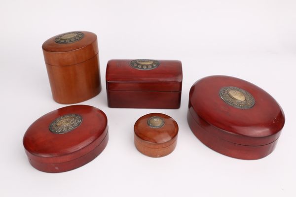 Pineider - Lotto di cinque scatole rivestite in cuoio con medaglioni in argento 925  - Asta  Asta a Tempo - Penne da Collezione e Accessori da Scrivania - Associazione Nazionale - Case d'Asta italiane