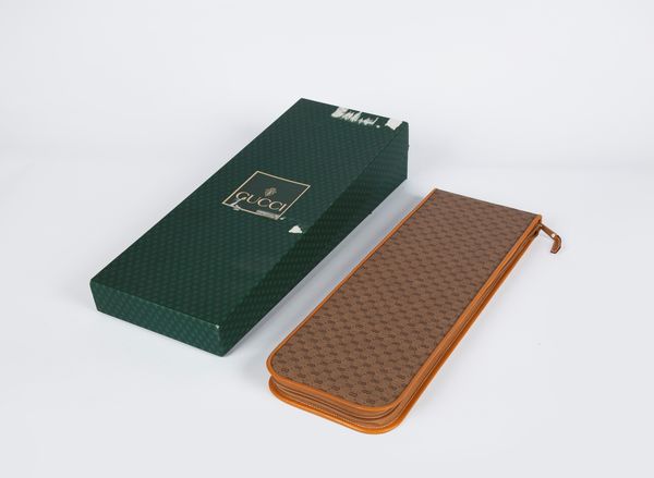 Gucci - Portacravatte da viaggio in tessuto Gucci Supreme, con finiture in pelle  - Asta  Asta a Tempo - Penne da Collezione e Accessori da Scrivania - Associazione Nazionale - Case d'Asta italiane