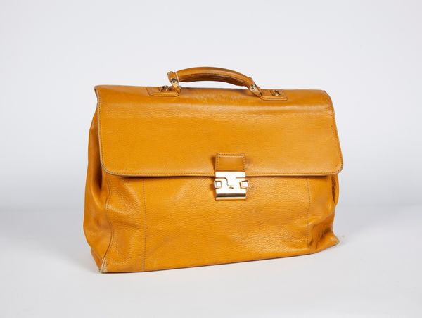 Pineider - borsa uomo in pelle color senape  - Asta  Asta a Tempo - Penne da Collezione e Accessori da Scrivania - Associazione Nazionale - Case d'Asta italiane