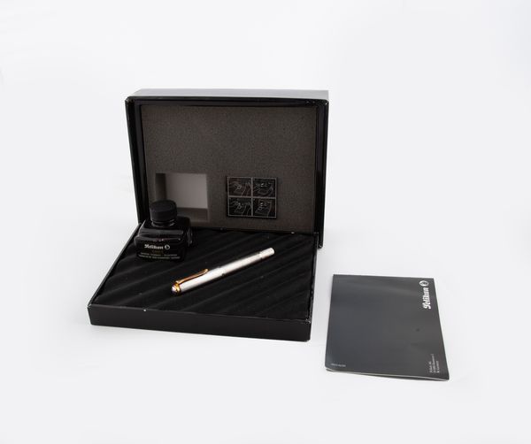 Pelikan Revival M750 Anniversario 1838-1988 - Penna stilografica in metallo argentato  - Asta  Asta a Tempo - Penne da Collezione e Accessori da Scrivania - Associazione Nazionale - Case d'Asta italiane