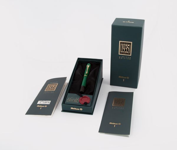 Pelikan Original 1935 Limited Edtition - Penna stilografica in resina verde con particolari in metallo dorato  - Asta  Asta a Tempo - Penne da Collezione e Accessori da Scrivania - Associazione Nazionale - Case d'Asta italiane