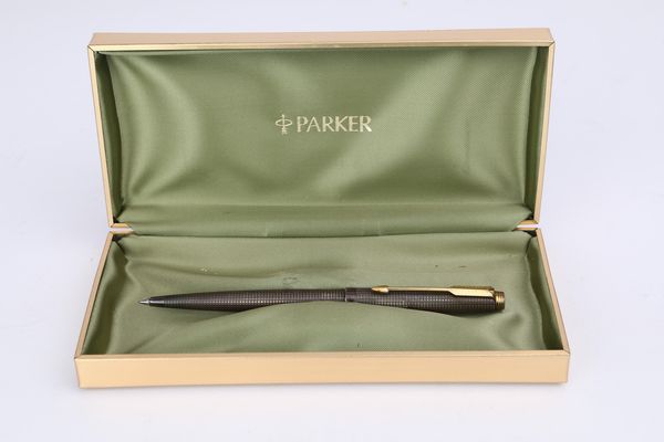 Parker 75 - Penna a sfera in argento Sterling ciselé 925%  - Asta  Asta a Tempo - Penne da Collezione e Accessori da Scrivania - Associazione Nazionale - Case d'Asta italiane