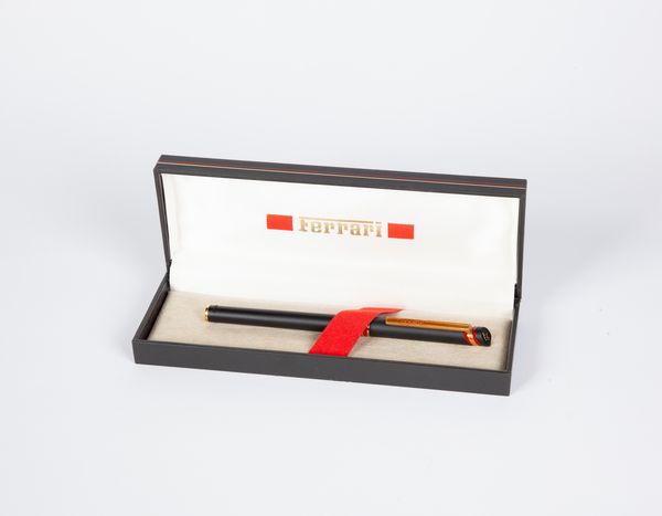 Ferrari - Penna stilografica in metallo brunito e dorato  - Asta  Asta a Tempo - Penne da Collezione e Accessori da Scrivania - Associazione Nazionale - Case d'Asta italiane