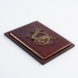 Saddlers Union Via de' Condotti, Roma - Memorandum in pelle con fregio ad altorilievo in bronzo e Posacenere in cristallo e pelle  - Asta  Asta a Tempo - Penne da Collezione e Accessori da Scrivania - Associazione Nazionale - Case d'Asta italiane