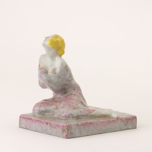 Achille Luciano Mauzan - Figura di donna in ceramica con decoro in policromia su base rettangolare.