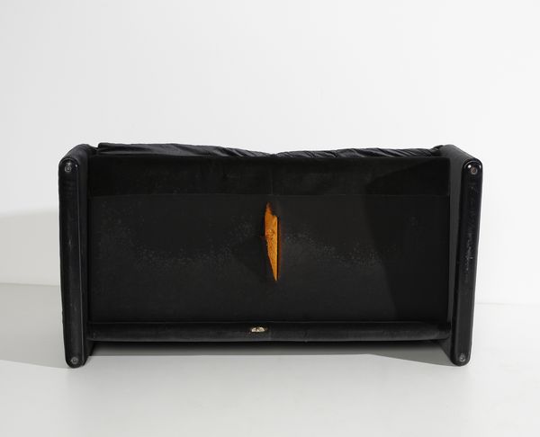 MAGISTRETTI VICO (1920 - 2006) : Poltrona e divano Maralunga per Cassina  - Asta Asta 397 | DESIGN E ARTI DECORATIVE DEL NOVECENTO Online - Associazione Nazionale - Case d'Asta italiane