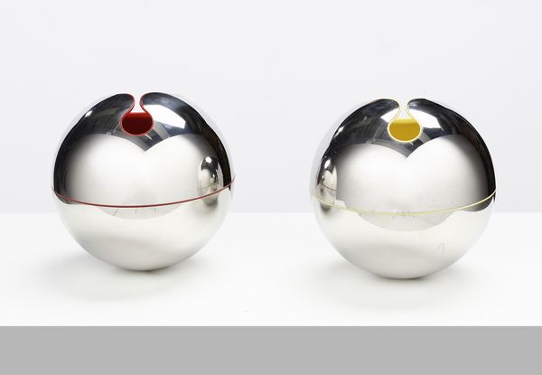 POMODORO  GIO' (1930 - 2002) : Coppia di vasi Guscio n. 1 per Alessi  - Asta Asta 397 | DESIGN E ARTI DECORATIVE DEL NOVECENTO Online - Associazione Nazionale - Case d'Asta italiane