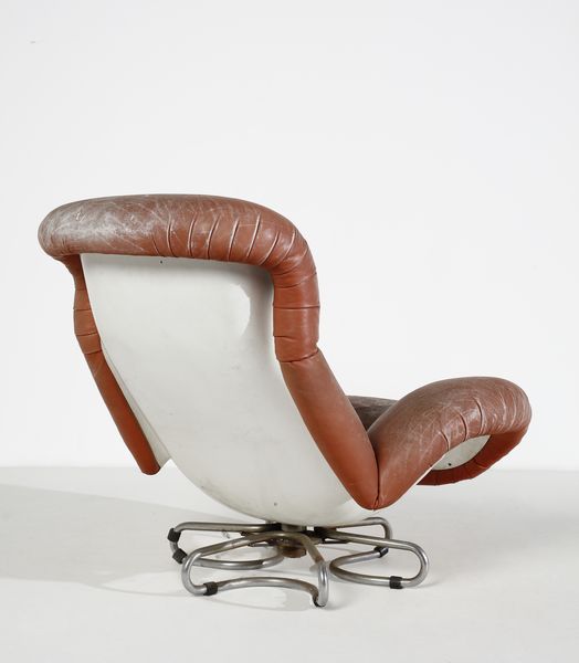 GECCHELIN BRUNO (n. 1939) : Poltrona con poggiapiedi Bruge per Brusnelli  - Asta Asta 397 | DESIGN E ARTI DECORATIVE DEL NOVECENTO Online - Associazione Nazionale - Case d'Asta italiane