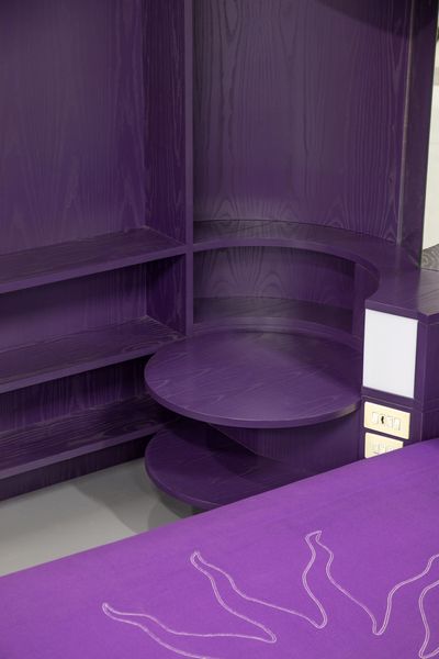 PARISI ICO (1916 - 1996) : Camera da letto composta da struttura a muro con luci, letto, copriletto e poggiapiedi  - Asta Asta 397 | DESIGN E ARTI DECORATIVE DEL NOVECENTO Online - Associazione Nazionale - Case d'Asta italiane