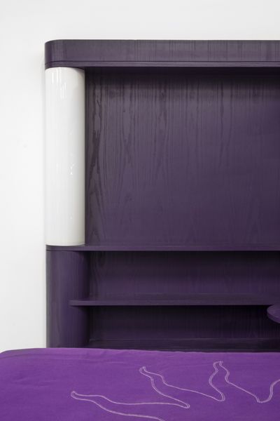 PARISI ICO (1916 - 1996) : Camera da letto composta da struttura a muro con luci, letto, copriletto e poggiapiedi  - Asta Asta 397 | DESIGN E ARTI DECORATIVE DEL NOVECENTO Online - Associazione Nazionale - Case d'Asta italiane