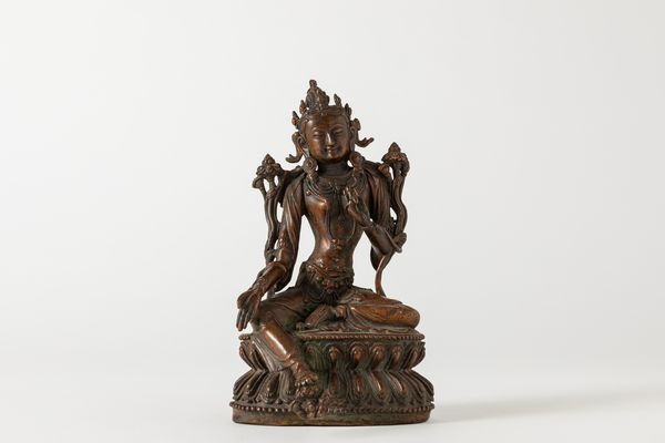 Scultura in bronzo a patina scura raffigurante Tara. Tibet, secolo XIX/XX  - Asta Incanti d'Asia / Arte del sud-est asiatico e Cina - Associazione Nazionale - Case d'Asta italiane