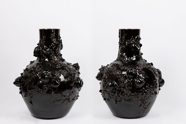 Coppia di grandi vasi in porcellana a fondo nero. Cina, secolo XX  - Asta Incanti d'Asia / Arte del sud-est asiatico e Cina - Associazione Nazionale - Case d'Asta italiane