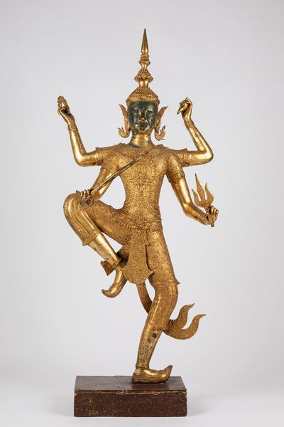 Grande scultura in bronzo dorato raffigurante Vishnu-Rama. Thailandia, secolo XX  - Asta Incanti d'Asia / Arte del sud-est asiatico e Cina - Associazione Nazionale - Case d'Asta italiane