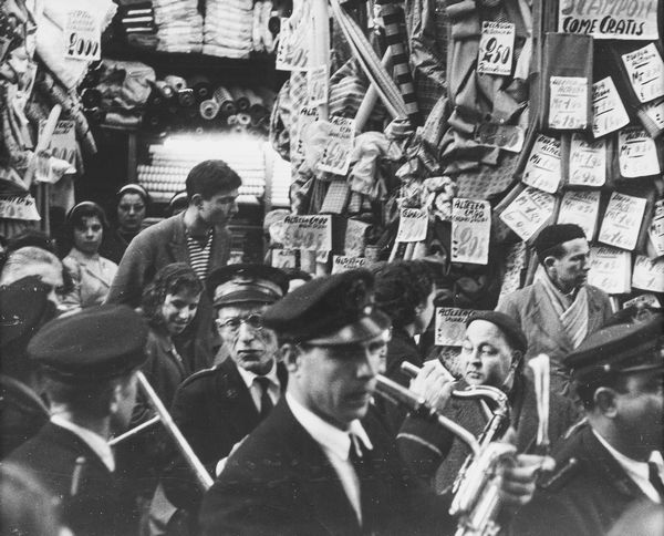 ENZO SELLERIO : Palermo. Confratelli durante una processione  - Asta Fotografia - Associazione Nazionale - Case d'Asta italiane