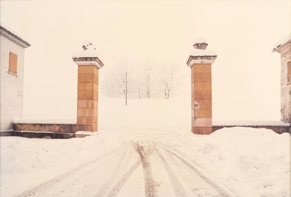 Luigi Ghirri : Pomponesco. Argine del Po visto dalla piazza, dalla serie Il profilo delle nuvole  - Asta Fotografia - Associazione Nazionale - Case d'Asta italiane