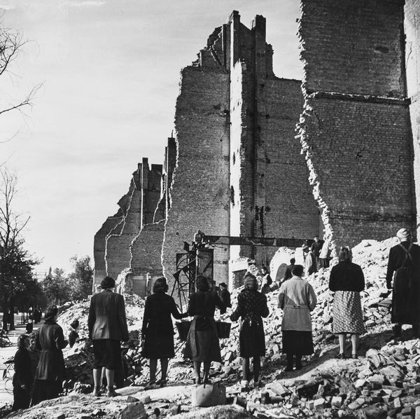 ROBERT CAPA : Senza titolo (Bombardamento a Lipsia)  - Asta Fotografia - Associazione Nazionale - Case d'Asta italiane