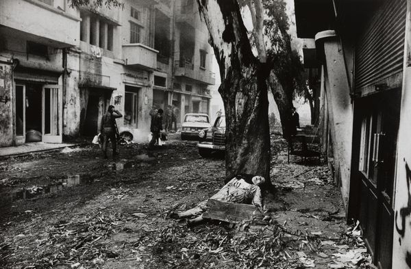 Donald McCullin : A dead Palestinian Woman, Beirut  - Asta Fotografia - Associazione Nazionale - Case d'Asta italiane