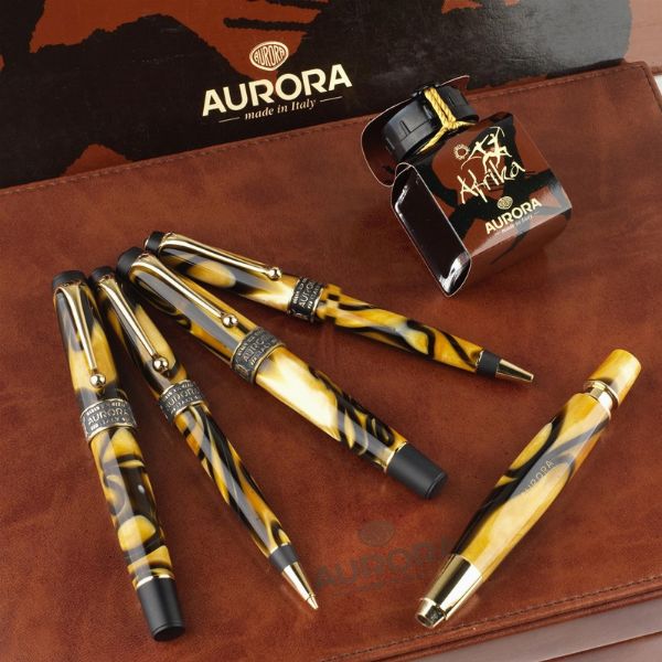 AURORA : AURORA AFRIKA SET: PENNA STILOGRAFICA, PENNA ROLLERBALL, PENNA A SFERA, PORTAMINE E SKETCH PEN EDIZIONE LIMITATA N. 101  - Asta Orologi e penne - Associazione Nazionale - Case d'Asta italiane