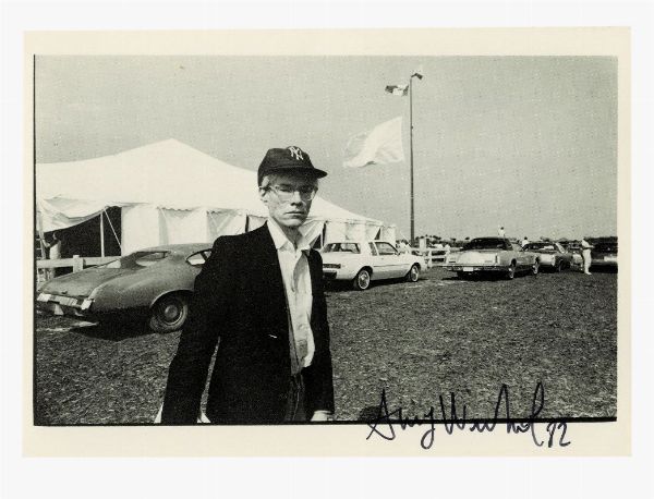 Andy Warhol : Cartolina fotografica con doppia firma autografa.  - Asta Libri, autografi e manoscritti - Associazione Nazionale - Case d'Asta italiane