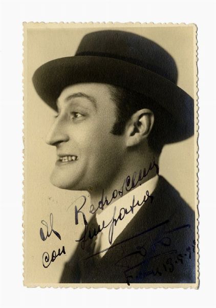 ANTONIO DE CURTIS : Fotocartolina con dedica e firma autografa.  - Asta Libri, autografi e manoscritti - Associazione Nazionale - Case d'Asta italiane