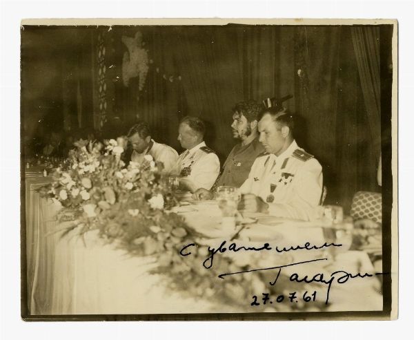 JURI GAGARIN : Fotografia con annotazione e firma autografa di Gagarin.  - Asta Libri, autografi e manoscritti - Associazione Nazionale - Case d'Asta italiane