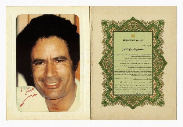 MUAMMAR GHEDDAFI : Fotografia con firma autografa.  - Asta Libri, autografi e manoscritti - Associazione Nazionale - Case d'Asta italiane
