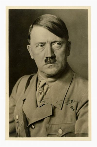 ADOLF HITLER : Foto cartolina con firma autografa.  - Asta Libri, autografi e manoscritti - Associazione Nazionale - Case d'Asta italiane