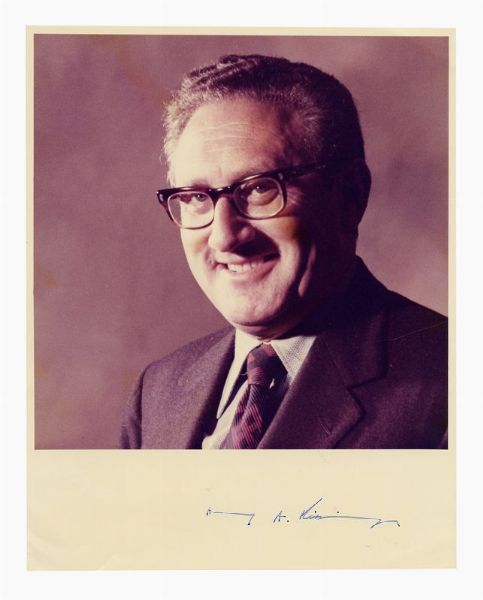 HENRY KISSINGER : Fotografia ufficiale con firma autografa.  - Asta Libri, autografi e manoscritti - Associazione Nazionale - Case d'Asta italiane