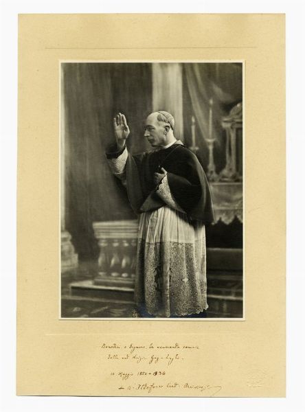 Dedica e firma autografa su ritratto fotografico.  - Asta Libri, autografi e manoscritti - Associazione Nazionale - Case d'Asta italiane