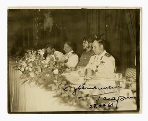 JURI GAGARIN - Fotografia con annotazione e firma autografa di Gagarin.