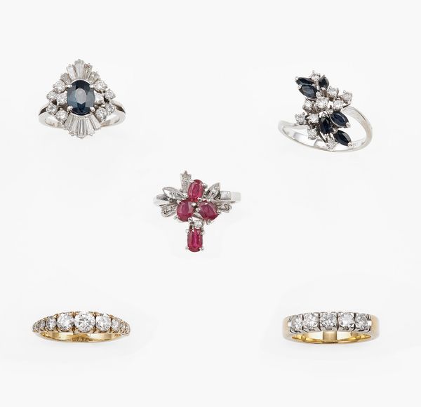 Lotto composto da cinque anelli con diamanti, zaffiri e rubini  - Asta Gioielli - Associazione Nazionale - Case d'Asta italiane