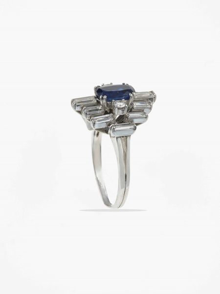 Anello con zaffiro e diamanti taglio baguette  - Asta Gioielli - Associazione Nazionale - Case d'Asta italiane