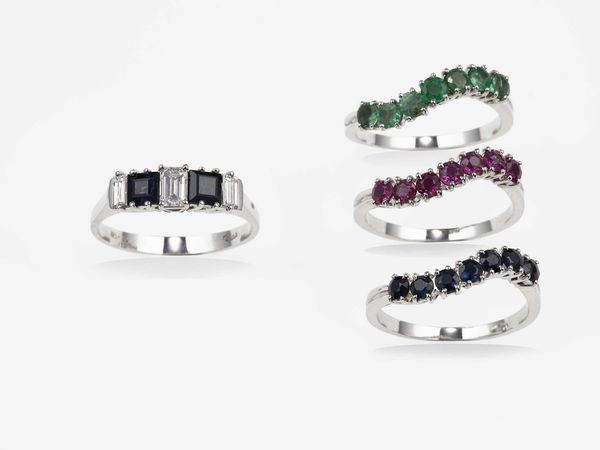 Lotto composto da quattro anelli con rubini, smeraldi, zaffiri e diamanti  - Asta Gioielli - Associazione Nazionale - Case d'Asta italiane