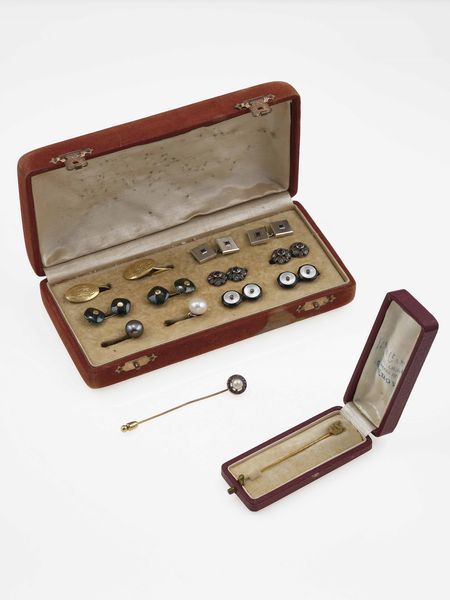 Piccola collezione composta da sei paia di bottoni da polso e due spille da cravatta  - Asta Gioielli - Associazione Nazionale - Case d'Asta italiane