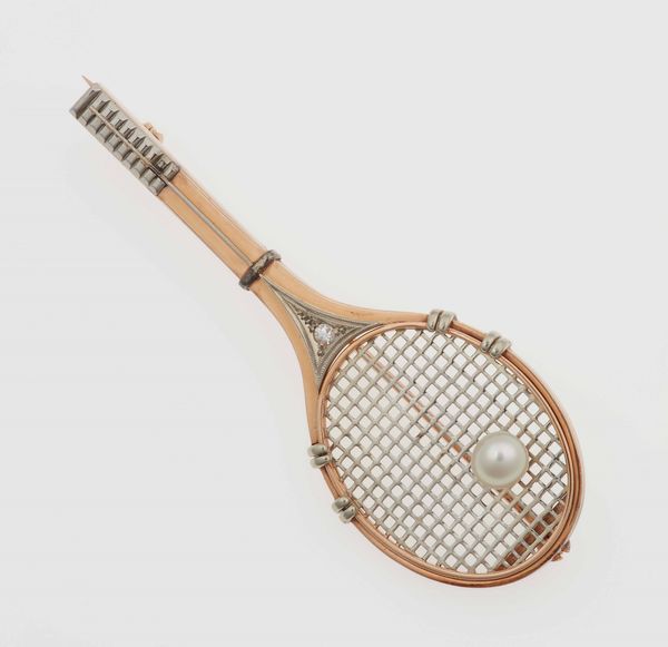 Spilla racchetta da tennis con piccola perla coltivata  - Asta Gioielli - Associazione Nazionale - Case d'Asta italiane