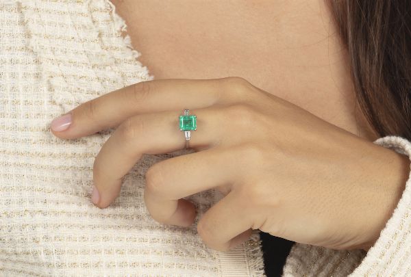 Anello con smeraldo di ct 1,50 circa e diamanti taglio tepper a contorno  - Asta Gioielli - Associazione Nazionale - Case d'Asta italiane