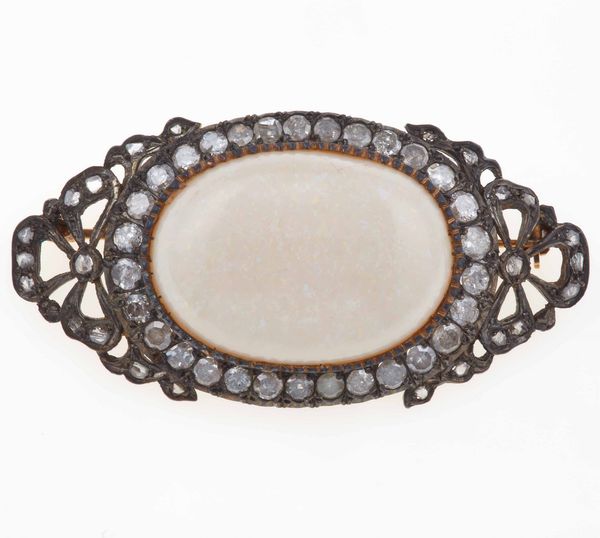 Spilla con grande opale e diamanti di vecchio taglio  - Asta Gioielli - Associazione Nazionale - Case d'Asta italiane