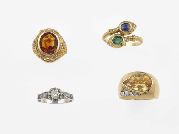Quattro anelli con quarzi citrini, diamanti, smeraldo e zaffiro  - Asta Gioielli - Associazione Nazionale - Case d'Asta italiane