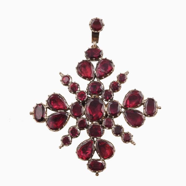 Pendente ed orecchini con granati  - Asta Gioielli - Associazione Nazionale - Case d'Asta italiane