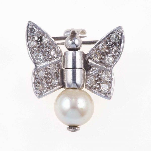 Ferma foulard con piccoli diamanti ed una perla coltivata  - Asta Gioielli - Associazione Nazionale - Case d'Asta italiane