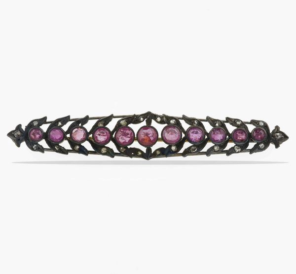 Spilla con piccoli rubini Burma  - Asta Gioielli - Associazione Nazionale - Case d'Asta italiane