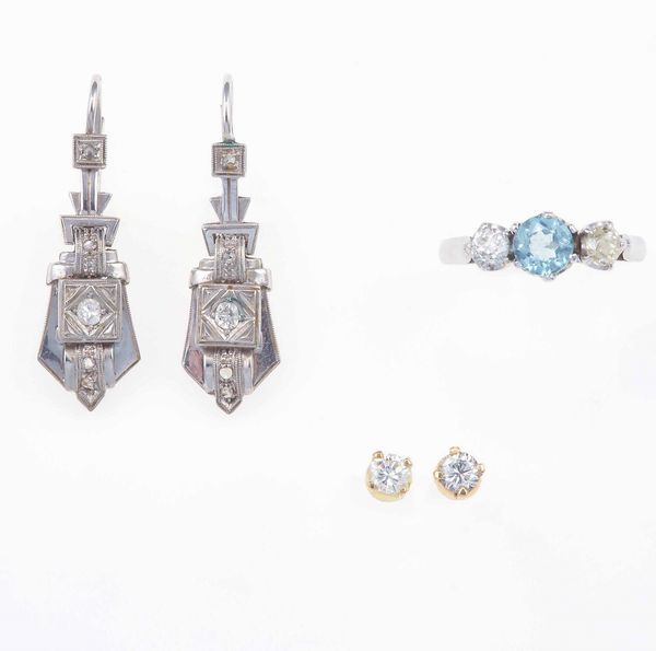 Lotto composto da un anello con acquamarina e due diamanti di vecchio taglio e due paia di orecchini  - Asta Gioielli - Associazione Nazionale - Case d'Asta italiane