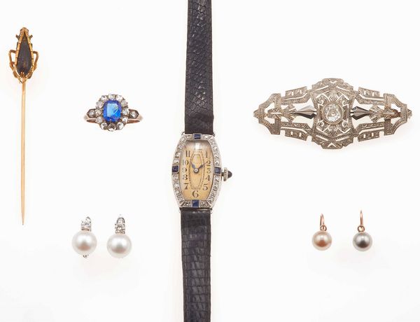Lotto composto da orologio da polso, anello con vetro blu, due paia di orecchini, una spilla da cravatta ed una spilla con diamante di vecchio taglio  - Asta Gioielli - Associazione Nazionale - Case d'Asta italiane
